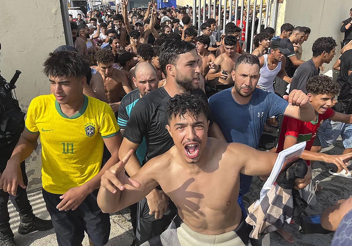 Foto: Caos en Ceuta tras una entrada migratoria masiva que deja muertos, colapsa la ciudad y obliga al Gobierno a desplegar al Ejército