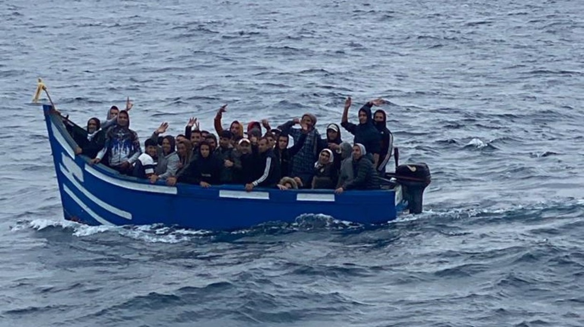 Foto: Salvamento rescata a más de 230 personas en tres pateras cerca de Lanzarote