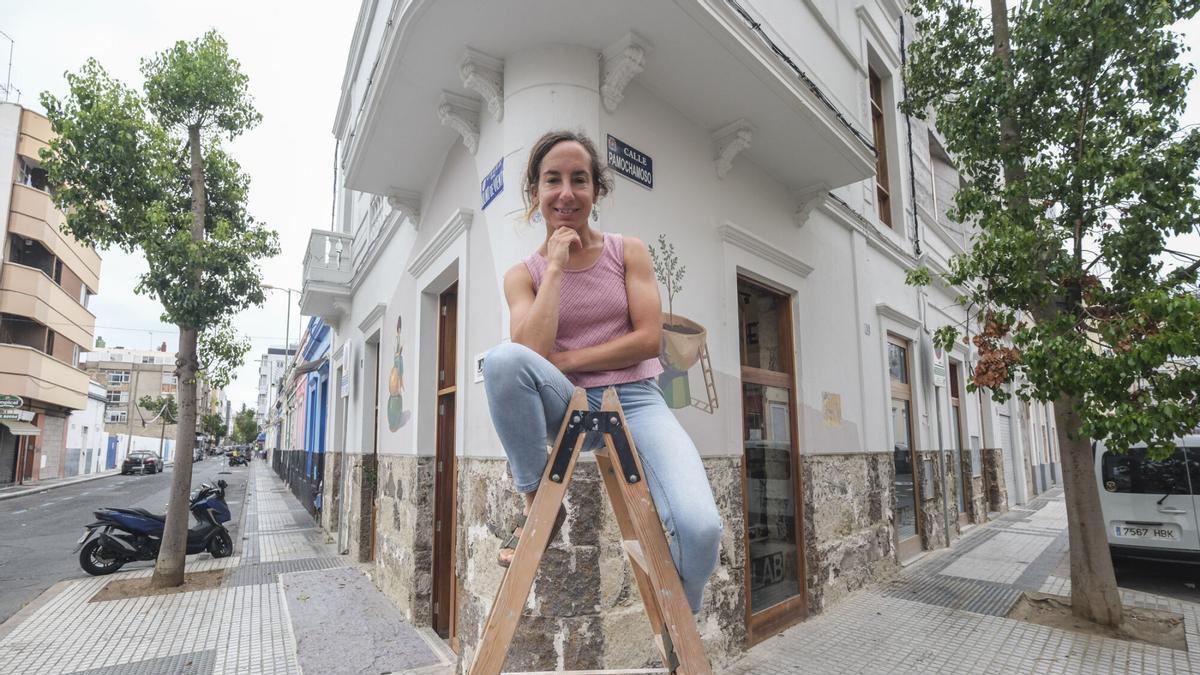 Foto: Un nuevo mural de Irene León recupera una fachada deteriorada de Arenales dentro del proyecto ArenArte