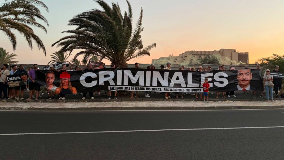 Foto: Hazte Oír convoca esta noche una nueva protesta frente a La Mareta durante las vacaciones de Sánchez