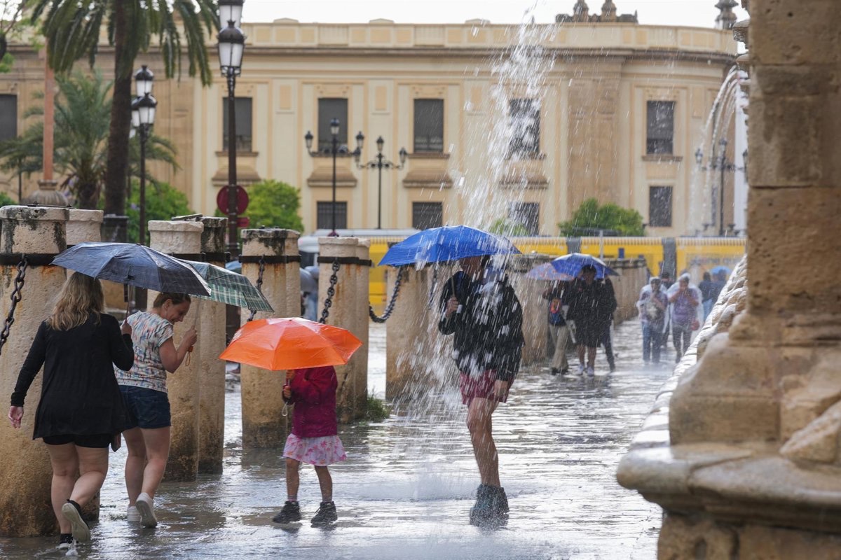 Foto: Cinco comunidades arrancan el viernes con avisos por tormentas y Tarragona en nivel naranja