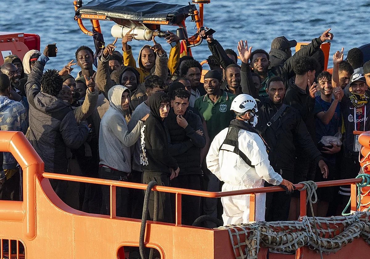 Foto: Lanzarote inicia las derivaciones tras recibir 245 migrantes en ocho horas y desbordar su centro temporal