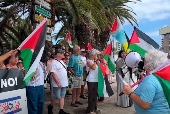 Foto: Un centenar de personas protesta en Puerto de la Cruz contra la presencia de Israel en el Mundial Sub-18 de waterpolo