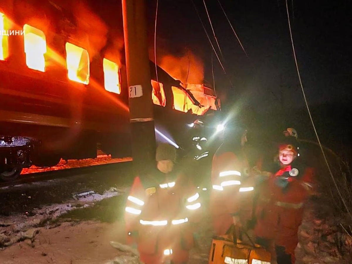 Foto: Drones rusos golpean un autobús y un tren en Ucrania y causan cinco muertos